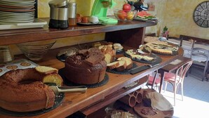 A breakfast buffet with various pastries, cakes, and fruits. - Agriturismo Il Sentiero (Acquapendente)