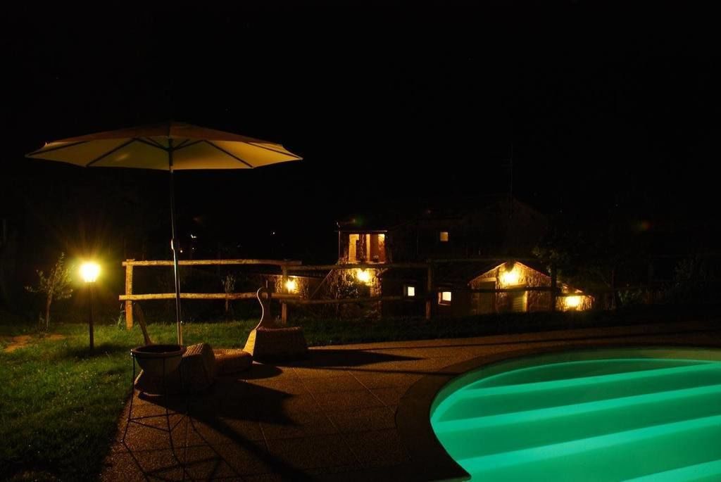 Außenpool (je nach Saison geöffnet), Liegestühle