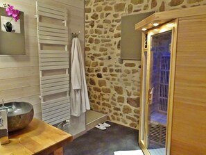 Romantic Suite | Bathroom