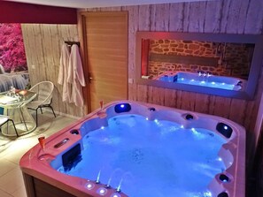 Romantic Suite | Private spa tub