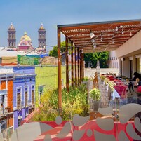 2 间餐厅，供  应早餐、午餐和晚餐，本地与国际菜