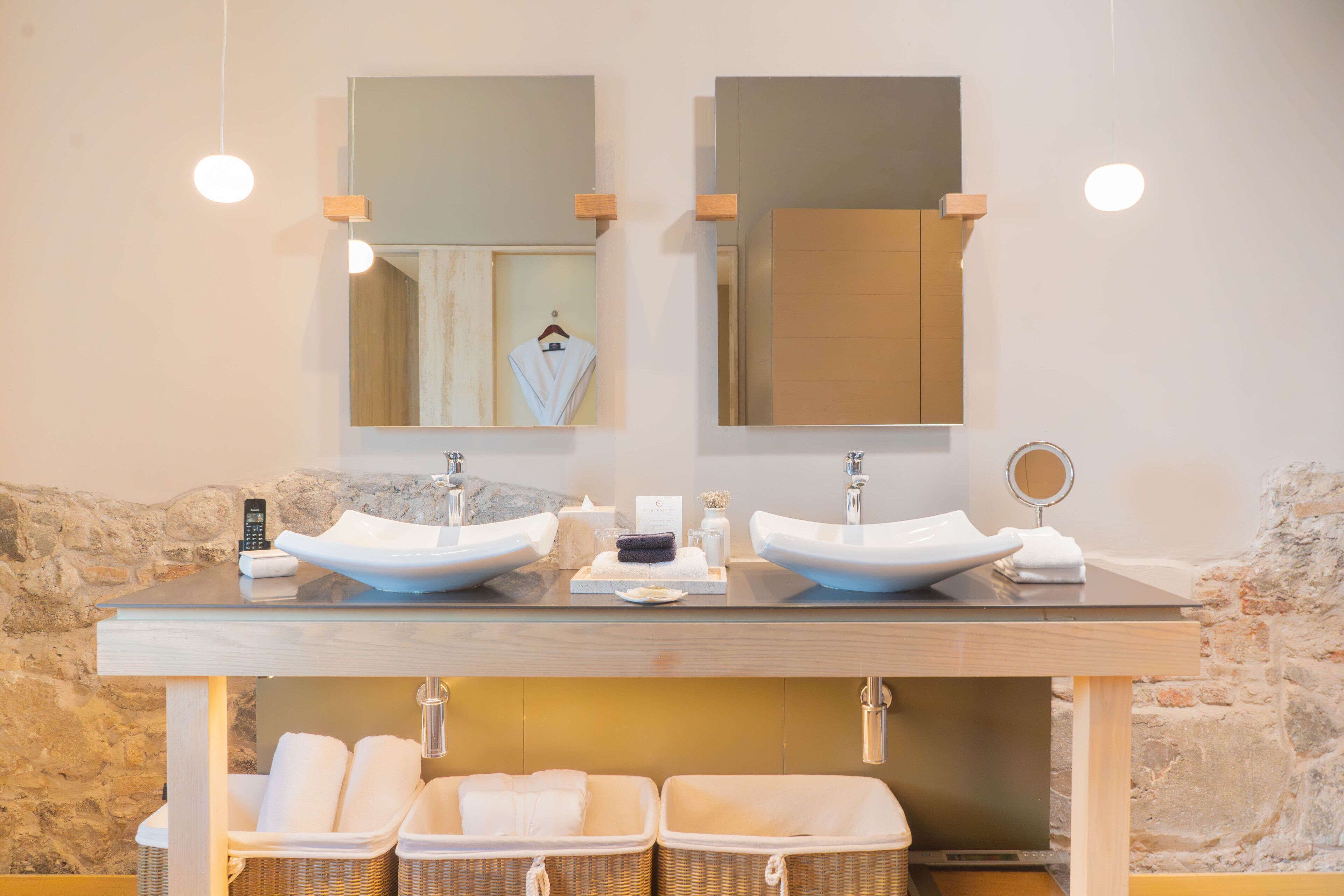 Une salle de bain avec deux lavabos, un miroir et un porte-serviettes.