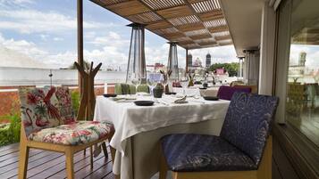 2 restaurantes, café da manhã, local e internacional