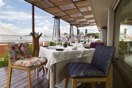 2 restaurantes; se sirven desayunos, comidas y cenas