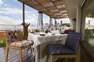 2 间餐厅，供应早餐、午餐和晚餐，本地与国际菜