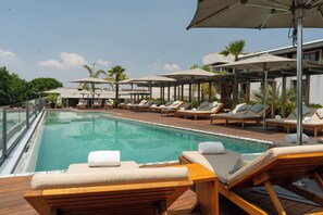 Piscine extérieure, parasols de plage, chaises longues