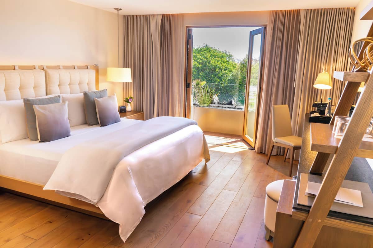 1 bedroom, premium bedding, down comforters, minibar