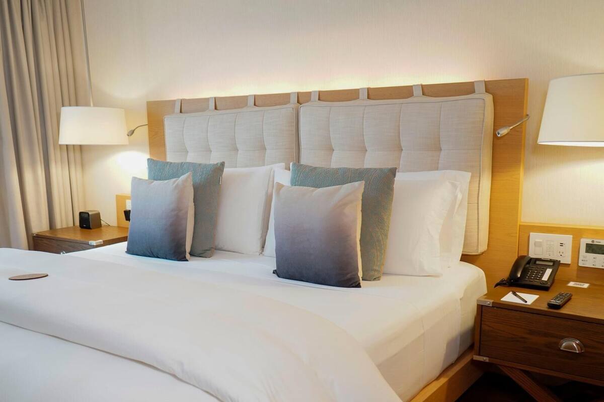 Sengetøy av topp kvalitet, dundyner, minibar og safe på rommet