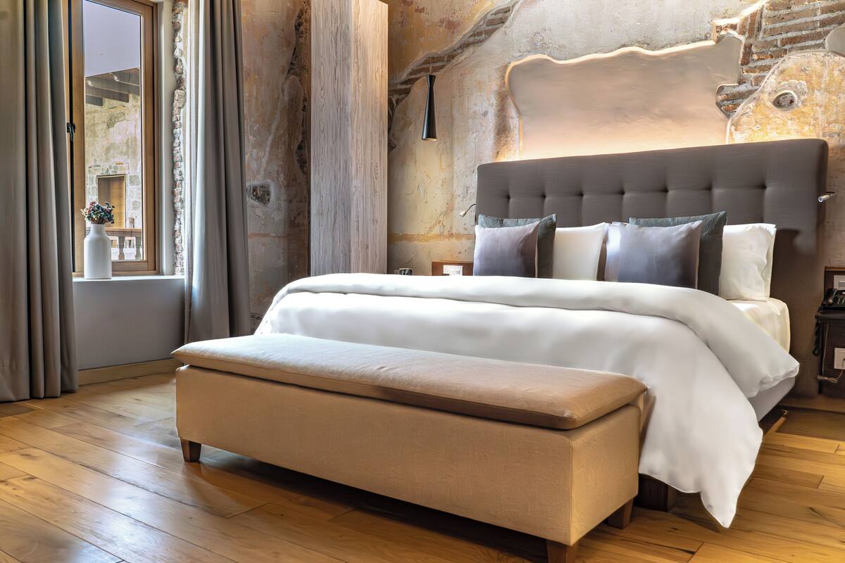 Habitación de lujo, una cama de matrimonio grande, no fumadores, vistas al patio (Deluxe chimenea) | Sengetøy av topp kvalitet, dundyner, minibar og safe på rommet
