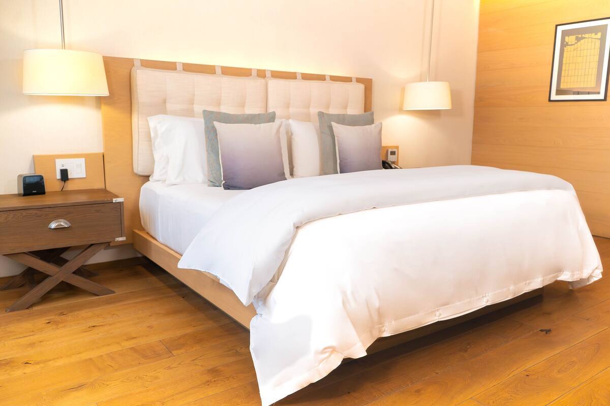 Rom – standard, 1 kingsize-seng, bakgårdsutsikt (Essential King Room) | Sengetøy av topp kvalitet, dundyner, minibar og safe på rommet