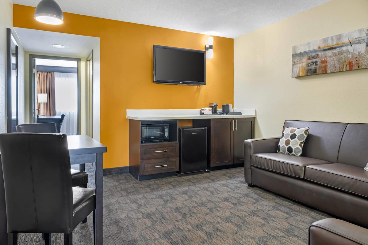Desk, iron/ironing board, free WiFi, bed sheets
