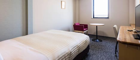 Habitación estándar, 1 cama matrimonial, para no fumadores | Ropa de cama de alta calidad, escritorio y cortinas blackout