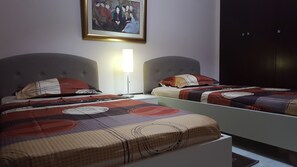 Apartamento, 4 quartos | Cortinas blackout, ferros/tábuas de passar roupa, Wi-Fi de cortesia