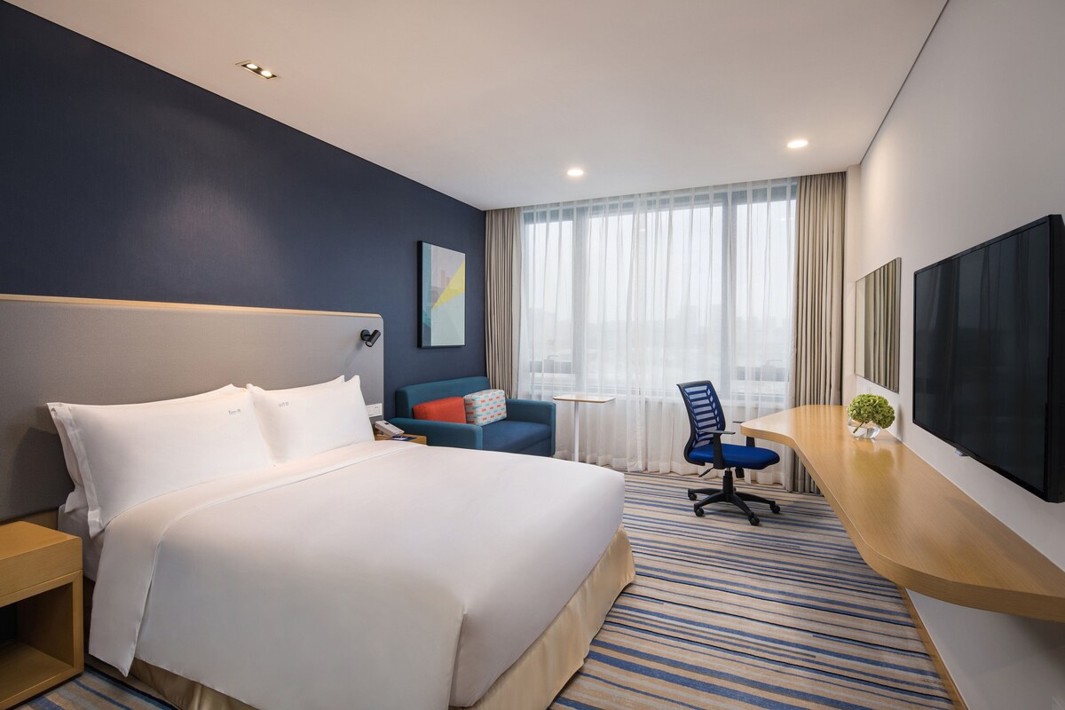 Roupas de cama premium, cofres nos quartos, escrivaninha