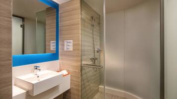 Ducha, artículos de tocador gratuitos, pantuflas, toallas