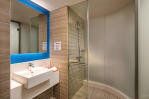 Standardzimmer, 2 Doppelbetten, Stadtblick | Badezimmer | Dusche, kostenlose Toilettenartikel, Hausschuhe, Handtücher
