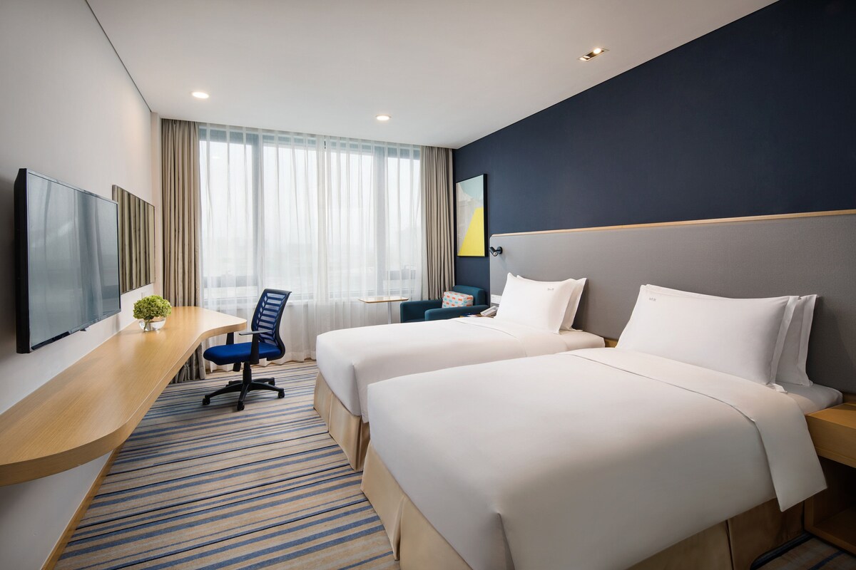 Roupas de cama premium, cofres nos quartos, escrivaninha