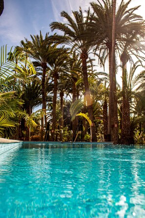 Outdoor pool, pool umbrellas, pool loungers - Eden Meloneras by TAM Resorts (San Bartolomé de Tirajana)