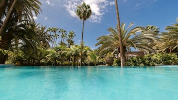 Kolam renang outdoor, dengan payung kolam renang dan kursi berjemur