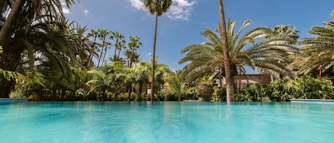Piscine extérieure, parasols de plage, chaises longues