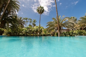 Outdoor pool, pool umbrellas, pool loungers - Eden Meloneras by TAM Resorts (San Bartolomé de Tirajana)