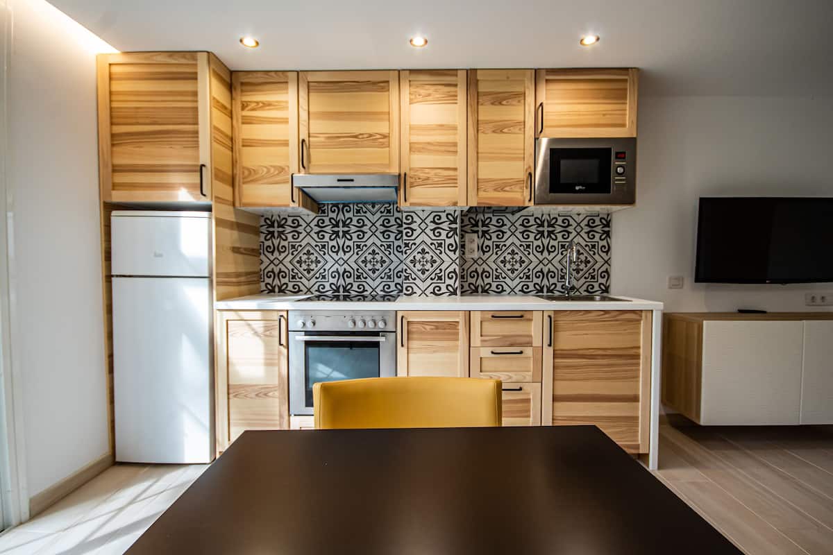 Apartment, 1 Bedroom | Private kitchen | Full-sized fridge, microwave, oven, stovetop