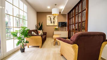 Apartemen, 2 kamar tidur | Area keluarga | Televisi layar datar 32-inci dengan saluran TV satelit dan TV