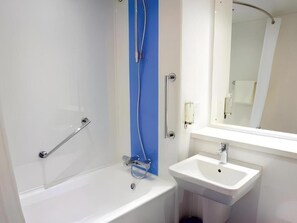 Bathroom - Travelodge Kinross M90 (Kinross)