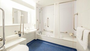 Un bagno moderno con doccia, WC, lavandino e uno specchio grande.
