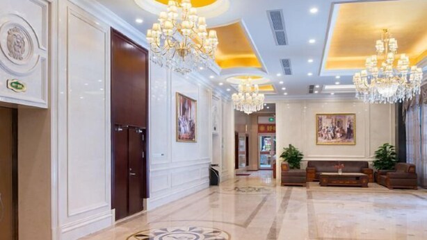 A spacious lobby with chandeliers, a reception desk, and a seating area. - Vienna Hotel (Shenzhen Longzhu) (Shenzhen)