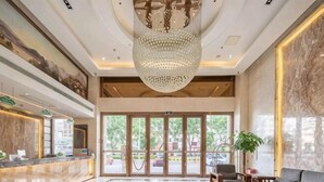 A hotel lobby with a reception desk, seating area, and large windows. - Vienna Hotel (Sanya Bay) (Sanya)