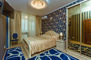 Soundproofing, iron/ironing board, rollaway beds, free WiFi - naDobu Hotel Poznyaki (Kyiv)