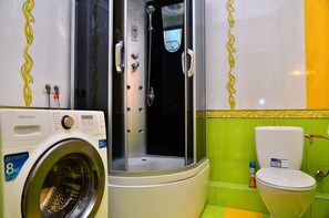 Habitación económica con 2 camas individuales, baño compartido | Baño | Artículos de higiene personal gratuitos, secador de pelo y zapatillas