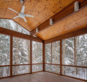 Porch - Pigeon Creek Inn (Holland)