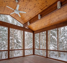 Yfirbyggður inngangur