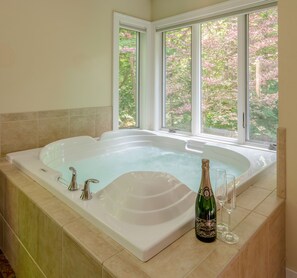 Honeymoon Suite, 1 King Bed, Jetted Tub | Jetted tub