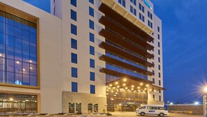 Een modern hotel met een opvallend 'City Express' bord, grote ramen en een goed verlichte entree.