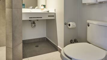 Een douche, gratis toiletartikelen, handdoeken