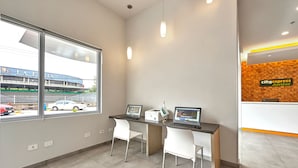 Een moderne receptie met twee balies, een printer en een CityExpress Junior bord.