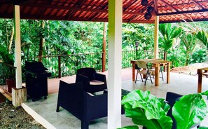 Terrace/patio - Ukinca Hostel (Bahía Ballena)