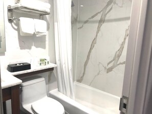 Kombinert dusj/badekar, toalettartikler (inkludert), hårføner og bidé