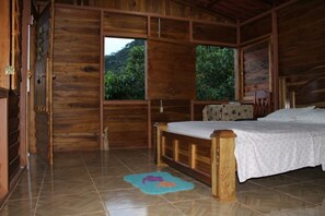 家庭客房, 私人浴室, 山景 | 1 間臥室、書桌、熨斗/熨衣板、床單