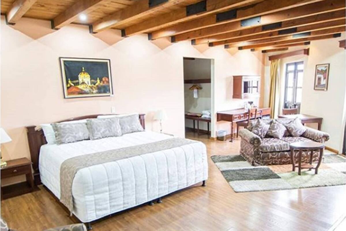 presidential suite, 1 king bed, hot tub | in-room safe, desk, soundproofing, free wifi