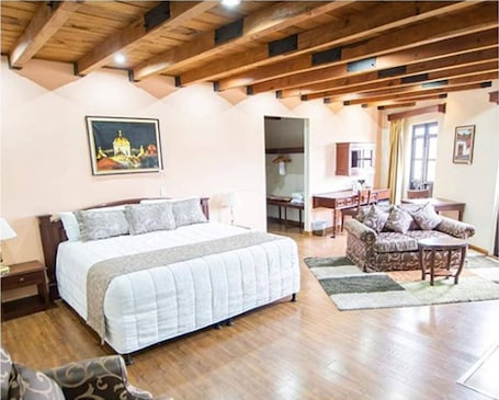 Caja de seguridad en la habitación y escritorio