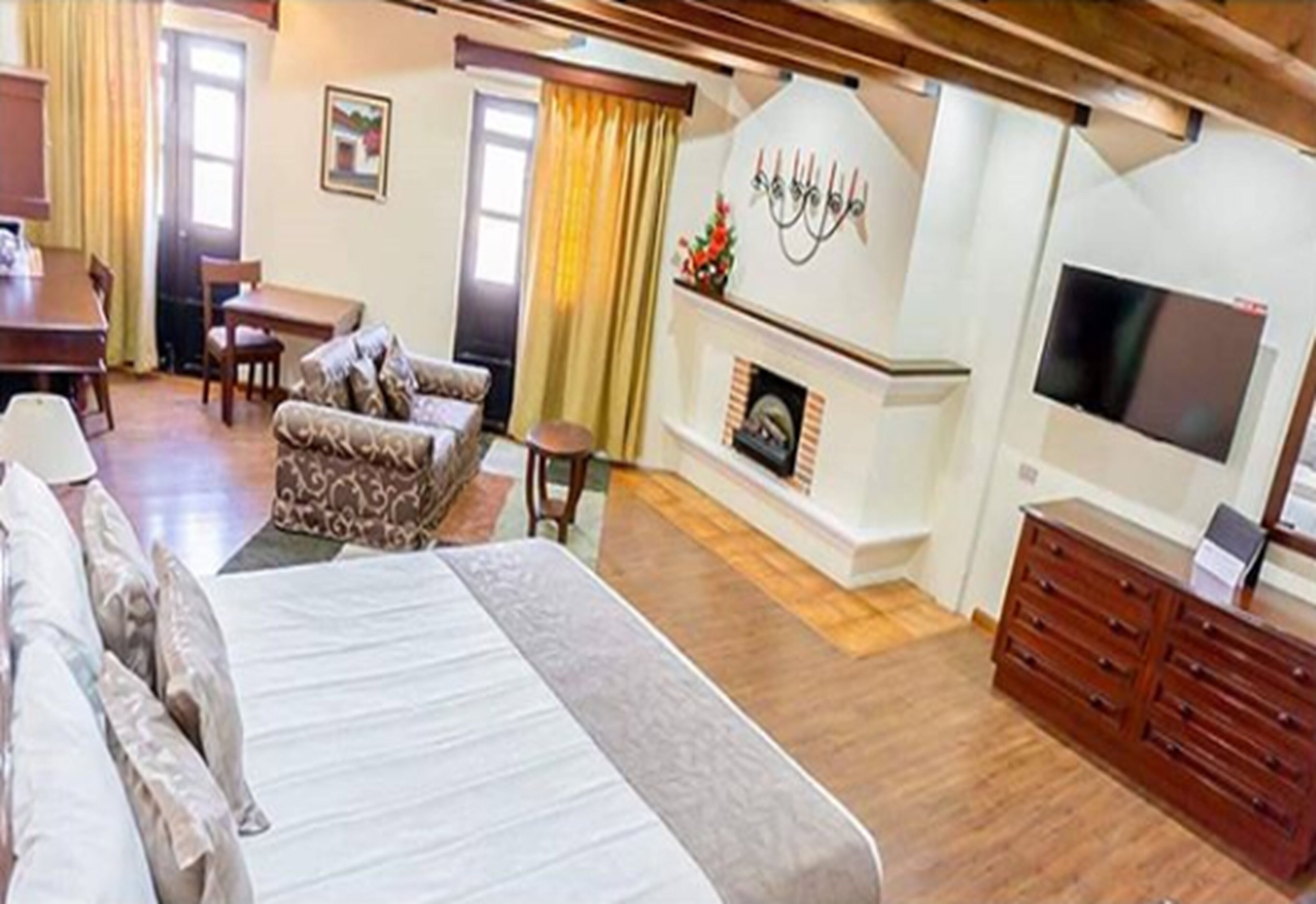 presidential suite, 1 king bed, hot tub | in-room safe, desk, soundproofing, free wifi