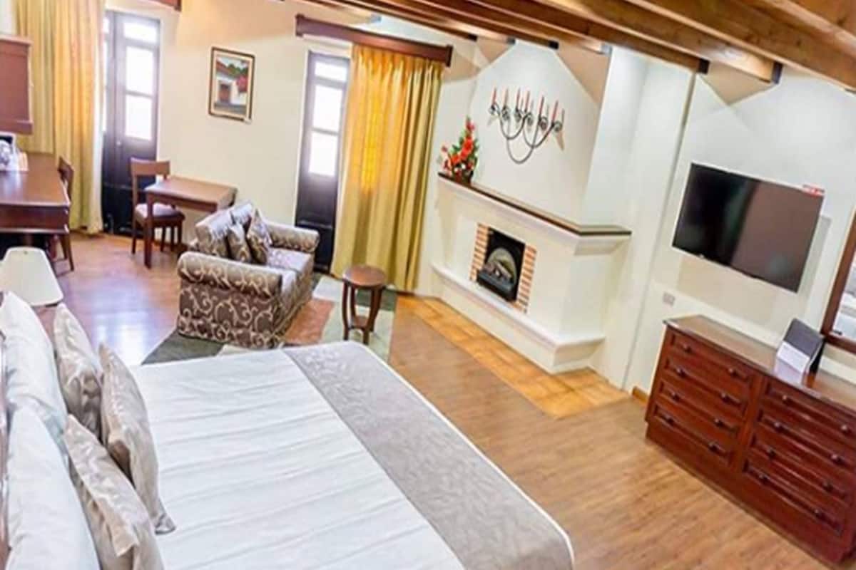 presidential suite, 1 king bed, hot tub | in-room safe, desk, soundproofing, free wifi