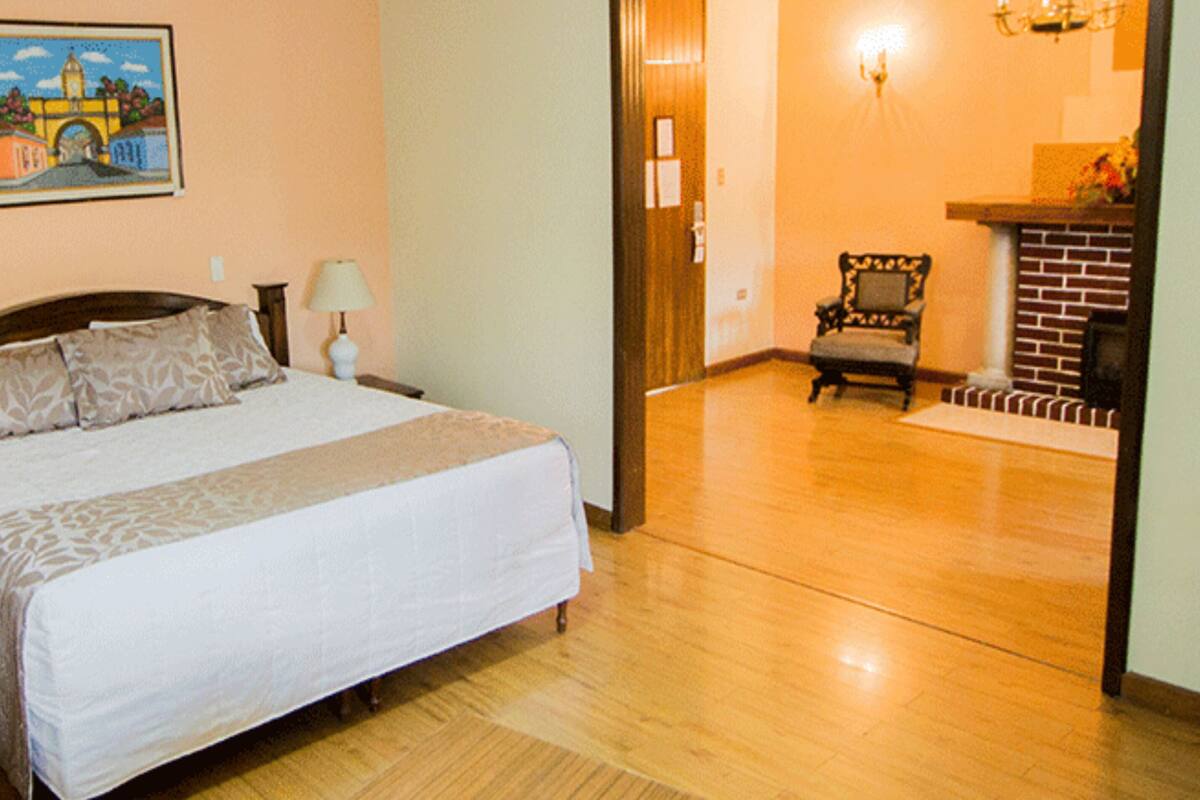 Junior Suite, 1 King Bed | In-room safe, desk, soundproofing, WiFi (free)