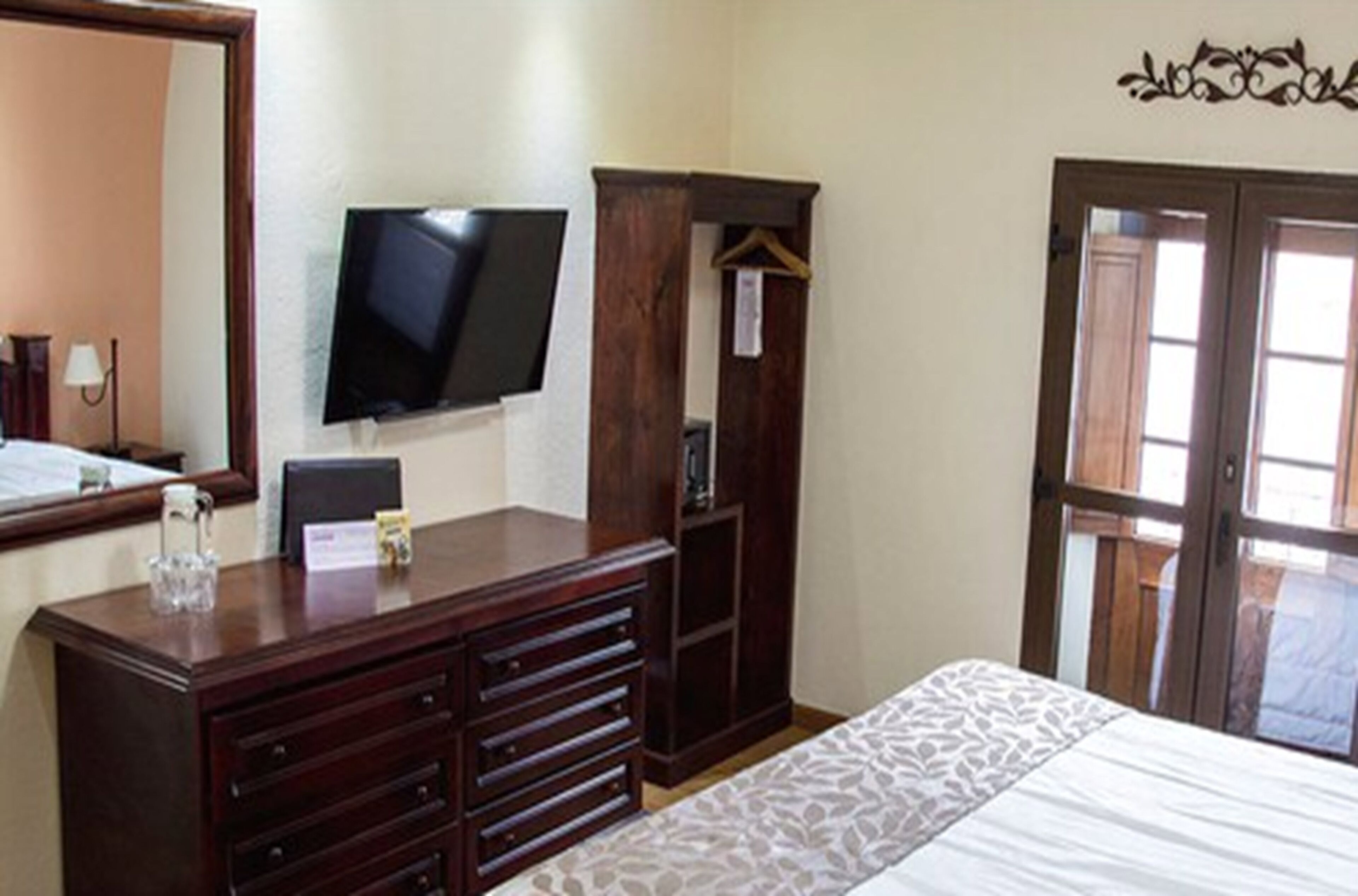 in-room safe, desk, soundproofing, free wifi