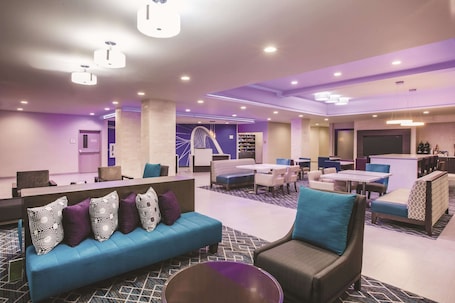 Hall. La Quinta Inn & Suites by Wyndham Dallas Northeast-Arboretum