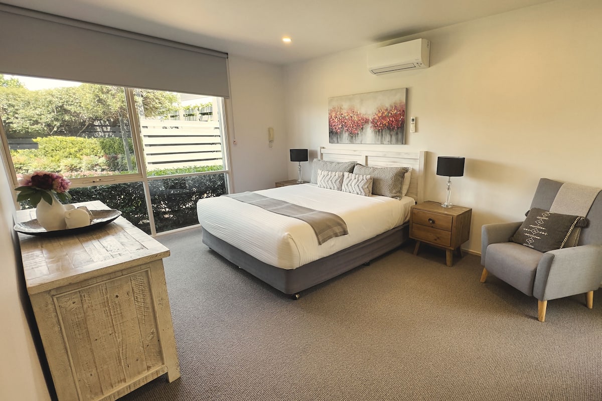 Deluxe Villa | 2 bedrooms, desk, soundproofing, iron/ironing board